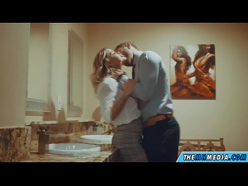 ❤️ Pamene blonde wabusty akunyengererani m'chimbudzi cha anthu onse Zolaula zapamwamba pa ny.hentai-for.ru ﹏